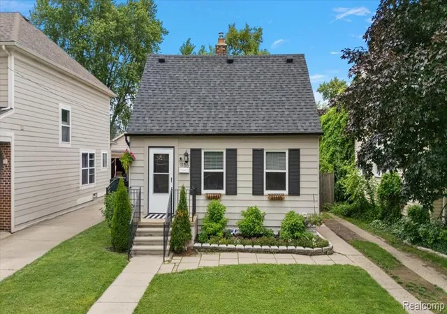 Homes for sale in Berkley, MI | 1186 Larkmoor Blvd, Berkley, MI 48072 | MLS# 61003738