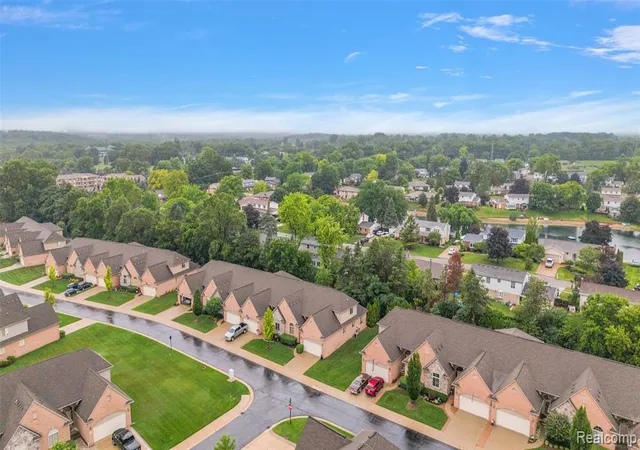 Listing Photo 2 - Condo for sale in building located at 2681 Kentwood Dr, Shelby Township, MI 48316 - Unit #69