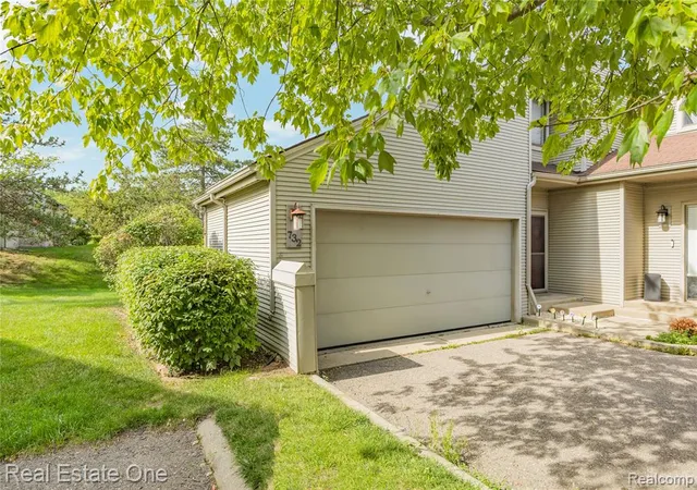 2nd image of 732 Hamilton Ct, Rochester Hills, MI 48307 4536 | MLS# 61022831