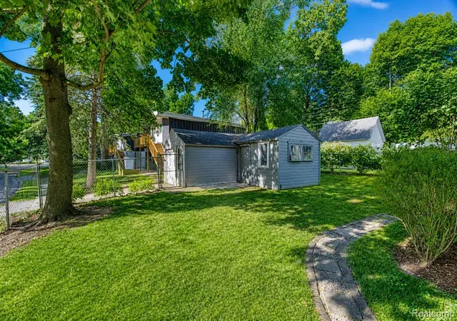 2nd image of 2001 Dexter Ave, Ann Arbor, MI 48103 | MLS# 61018431