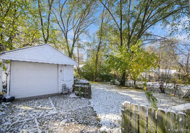 3rd image of 19418 Kingsville St, Harper Woods, MI 48225 | MLS# 60953272