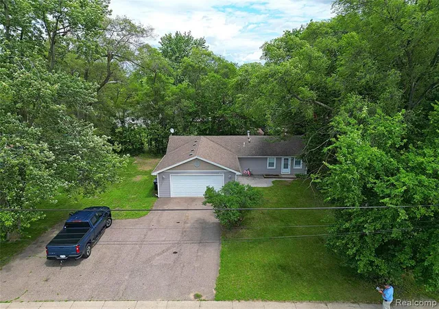 Homes for sale in Livonia, MI | 19554 Farmington Rd, Livonia, MI 48152 | MLS# 61004723
