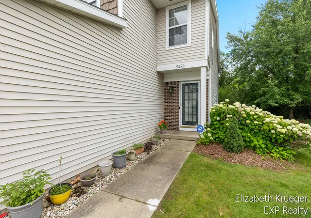 Listing Photo 4 - Condo for sale in building located at 3292 Park Ridge Ln, Grand Rapids, MI 49525