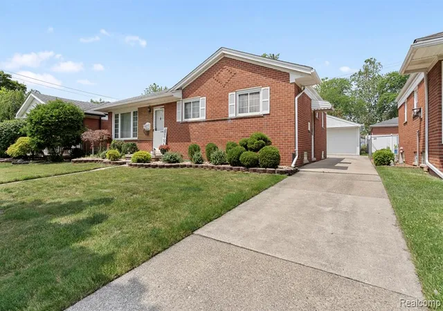 Homes for sale in Trenton, MI | 1862 Lakeview St, Trenton, MI 48183 | MLS# 61006509