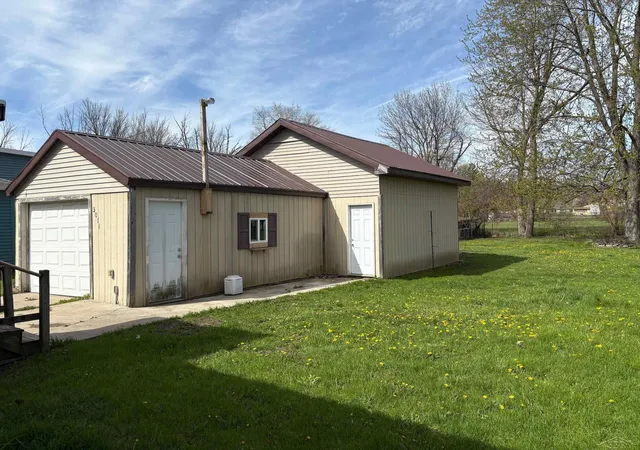 Photo 2 of Sale Pending at 3011 Harrison Dr, Saginaw, MI 48604 | MLS# 50173617 | Listing updated on 2025-05-23