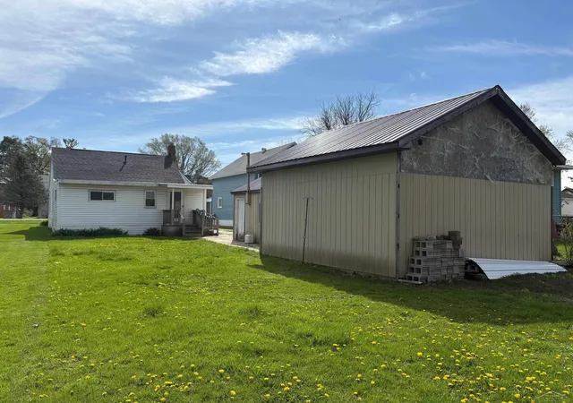 Photo 3 of Sale Pending at 3011 Harrison Dr, Saginaw, MI 48604 | MLS# 50173617 | Listing updated on 2025-05-23