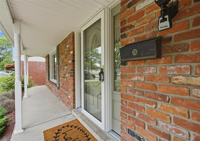 4th image of 14140 Hubbard St, Livonia, MI 48154 | MLS# 70540794