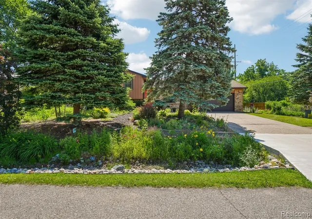 Homes for sale in Waterford, MI | 2714 Silverstone Ln, Waterford, MI 48329 | MLS# 61008509