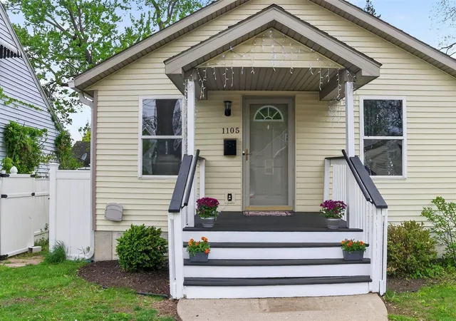 Photo 2 of Single family home for sale at 1105 Hazen St, Grand Rapids, MI 49507 | MLS# 70555452 | Listing updated on 2026-10-07