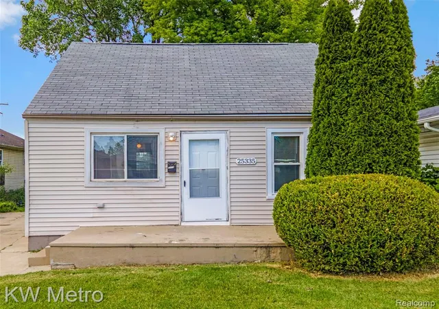 2nd image of 25335 Pinehurst St, Roseville, MI 48066 | MLS# 61005467