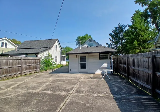 Photo 4 of Sale Pending at 193 Robertson St, Mount Clemens, MI 48043 | MLS# 50217396 | Listing updated on 2026-08-07