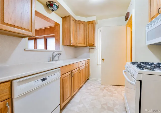 Photo 4 of Single family home for sale at 4306 Robinwood Ave, Royal Oak, MI 48073 | MLS# 61015886 | Listing updated on 2026-09-04
