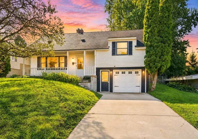 Photo 1 of Single family home for sale at 1044 Lockridge Dr, Grand Rapids, MI 49505 | MLS# 70555588 | Listing updated on 2026-09-08