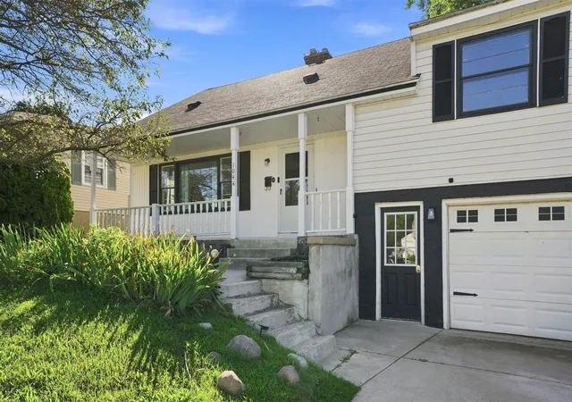 Photo 2 of Single family home for sale at 1044 Lockridge Dr, Grand Rapids, MI 49505 | MLS# 70555588 | Listing updated on 2026-09-08