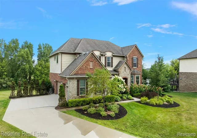 Photo 2 of Sale Pending at 208 Oakland Crest Dr, Rochester, MI 48306 3457 | MLS# 61024002 | Listing updated on 2026-09-17