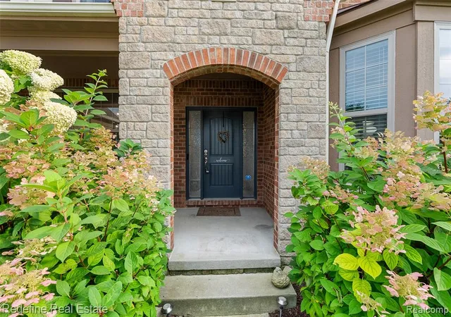Photo 3 of Sale Pending at 208 Oakland Crest Dr, Rochester, MI 48306 3457 | MLS# 61024002 | Listing updated on 2026-09-17