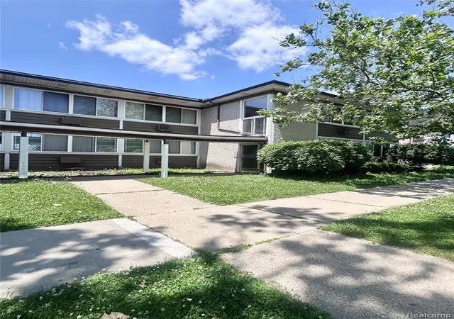 3rd image of 19131 Lahser Rd, Detroit, MI 48219 | MLS# 61007884