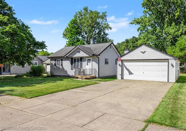 Photo 2 of Sale Pending at 29 Doremus Ave, Waterford, MI 48328 2814 | MLS# 61025686 | Listing updated on 2026-08-30