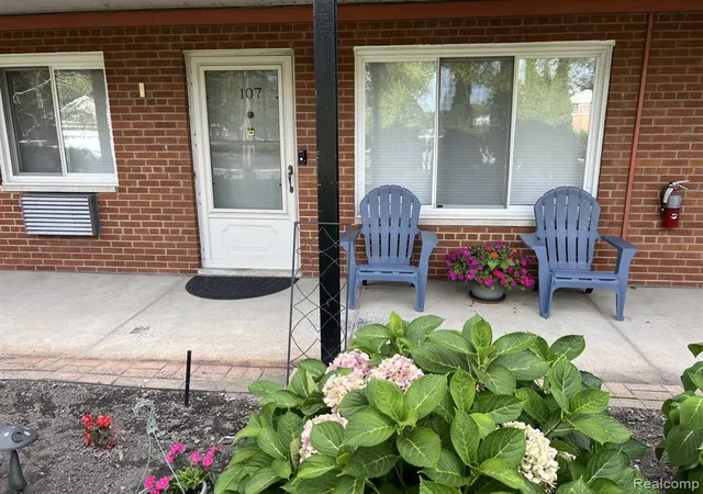 Listing Photo 2 - Condo for sale in building located at 2820 Woodslee Dr, Royal Oak, MI 48073 - Unit #107
