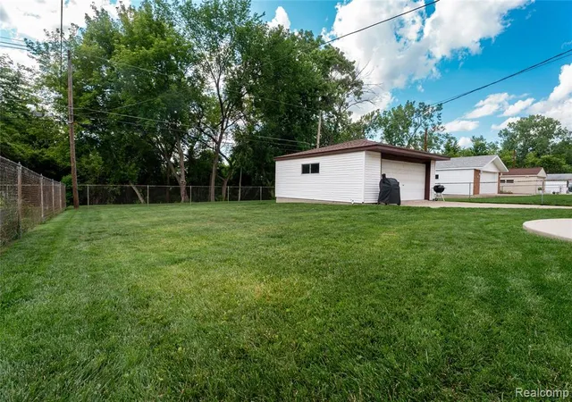 Homes for sale in Fraser, MI | 33755 Vista Wy, Fraser, MI 48026 | MLS# 61008768