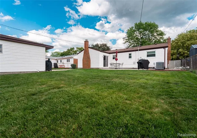 Homes for sale in Fraser, MI | 33755 Vista Wy, Fraser, MI 48026 | MLS# 61008768