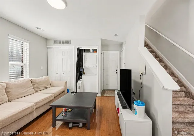 Listing Photo 4 - Condo for sale in building located at 282 E Palmer St, Detroit, MI 48202