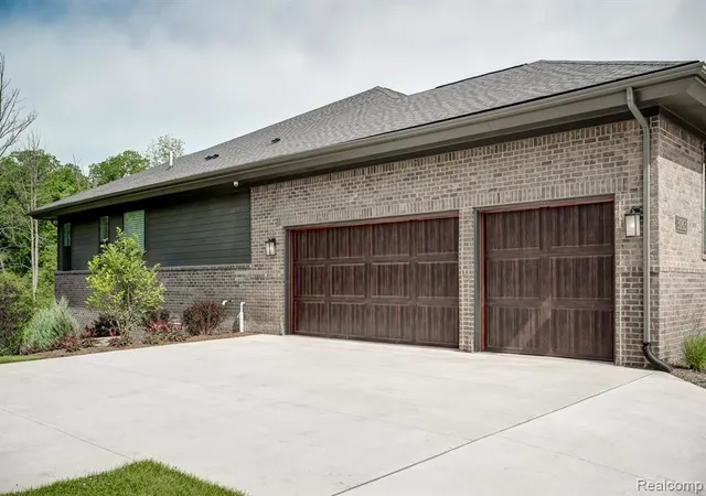 Listing Photo 2 - Condo for sale in building located at 30797 Franklin Hls Ct, Farmington, MI 48334 - Unit #6