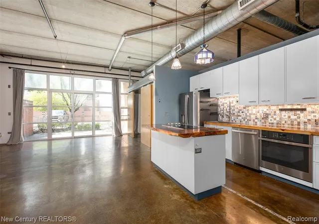 2nd image of 322 E Harrison Ave #4, Royal Oak, MI 48067 3284 | MLS# 60994744