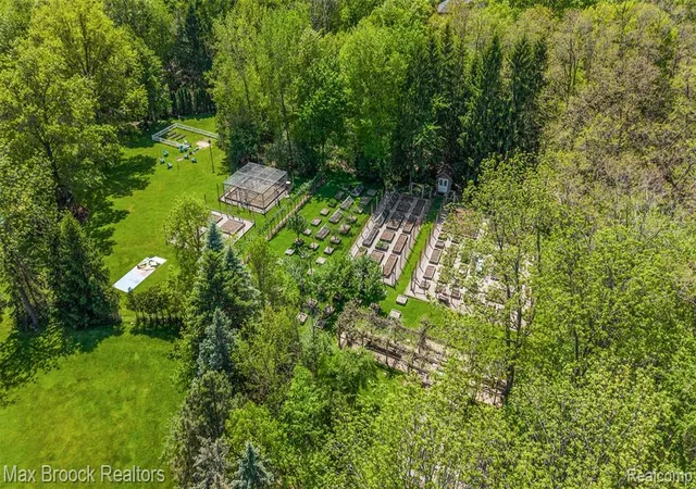 Homes for sale in Orchard Lake, MI | 4785 Dow Ridge Rd, Orchard Lake, MI 48324 | MLS# 60997936