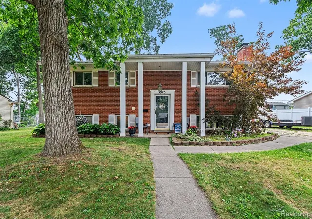 2nd image of 3923 Percy King Rd, Waterford, MI 48329 | MLS# 61013899