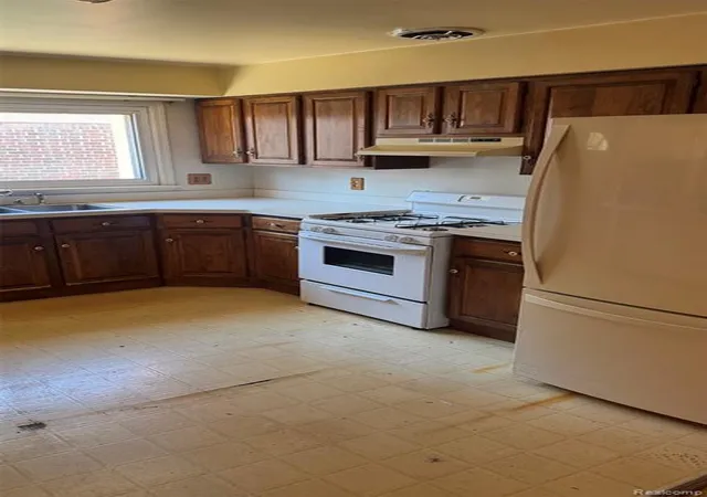 Photo 4 of Sale Pending at 2035 Raymond Ave, Dearborn, MI 48124 4358 | MLS# 61025420 | Listing updated on 2026-09-01