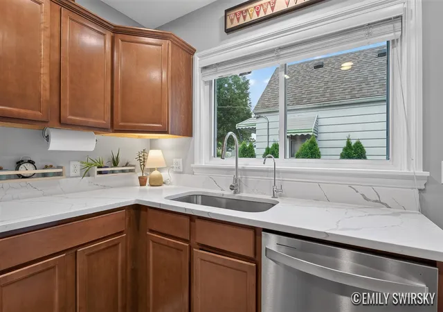 Photo 5 of Sale Pending at 333 W Randolph St, Lansing, MI 48906 | MLS# 70555264 | Listing updated on 2026-09-03