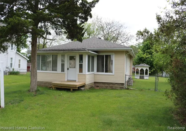 Homes for sale in Oxford, MI | 8 Maple St, Oxford, MI 48371 | MLS# 60988220