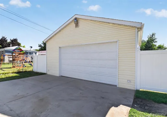 Photo 28 of Sale Pending at 26072 Pennie St, Dearborn Heights, MI 48125 | MLS# 61016203 | Listing updated on 2026-08-03