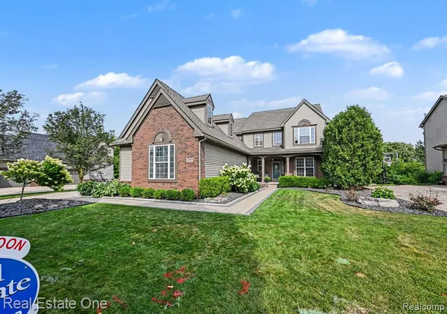 Photo 3 of Sale Pending at 2095 Warbler Ct, Commerce Twp, MI 48382 2269 | MLS# 61023350 | Listing updated on 2026-09-02