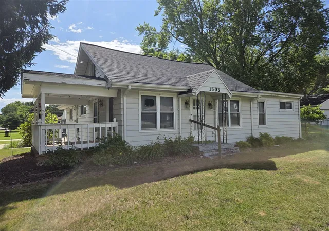 Homes for sale in Jackson, MI | 1503 Warren Ave, Jackson, MI 49203 | MLS# 70539348