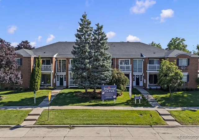 Homes for sale in Royal Oak, MI | 2400 Parmenter Boulevard, Royal Oak, MI 48073 | Houzeo