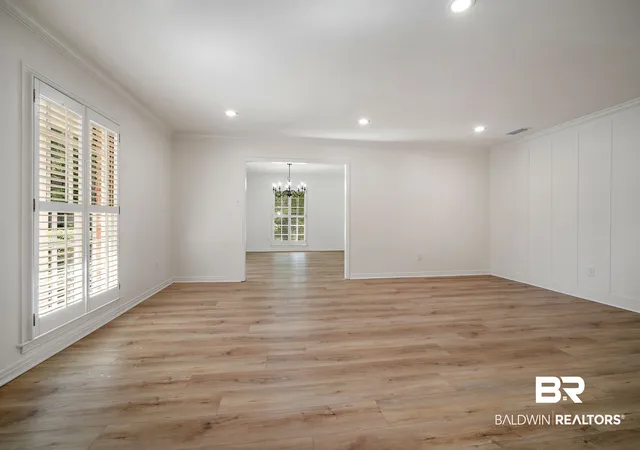 Photo 3 of Single family home for sale at 301 E Indian Crk Dr, Mobile, AL 36607 | MLS# 407473 | Listing updated on 2026-09-18