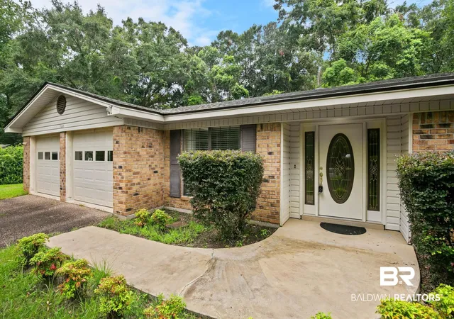 Photo 3 of Sale Pending at 300 Norwood Ct, Bay Minette, AL 36507 | MLS# 400034 | Listing updated on 2026-09-30