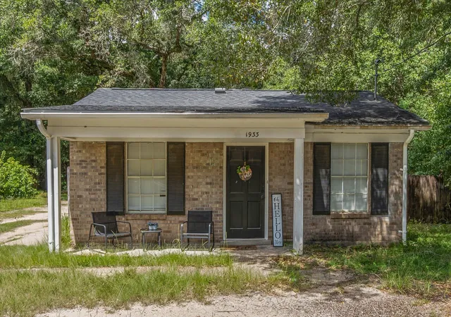 Single family home for sale at 1933 Pallister Pl, Mobile, AL 36618 | MLS# 408533