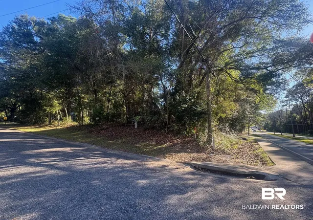 Photo 3 of Sale Pending at 404 Miller Ave, Fairhope, AL 36532 | MLS# 390532 | Listing updated on 2026-08-31