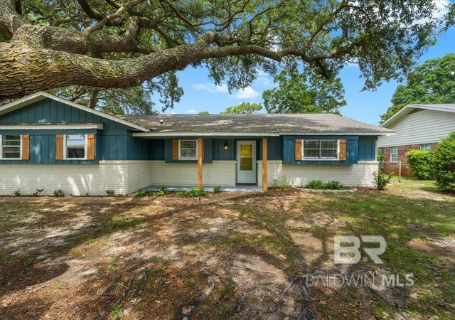 Homes for sale in Gulf Shores, AL | 1409 E Fairway Dr, Gulf Shores, AL 36542 | MLS# 398566
