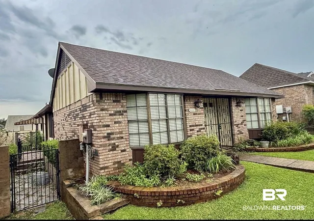 Photo 3 of Sale Pending at 6093 S Highland Cir, Mobile, AL 36608 | MLS# 398745 | Listing updated on 2026-09-06