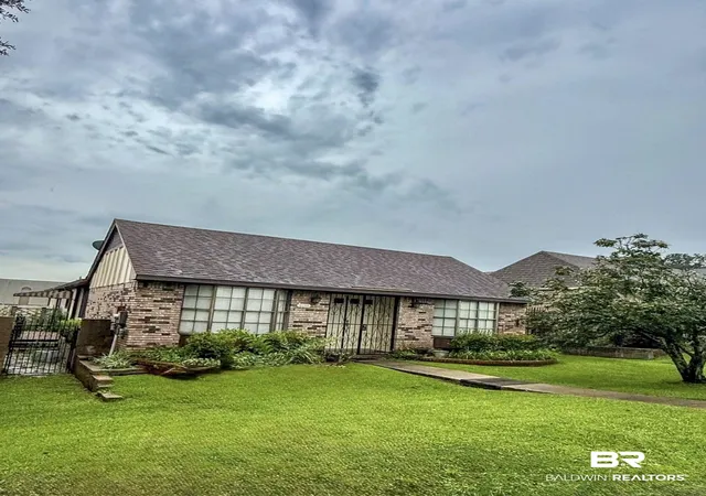 Photo 3 of Single family home for sale at 6093 S Highland Cir, Mobile, AL 36608 | MLS# 398745 | Listing updated on 2026-10-02