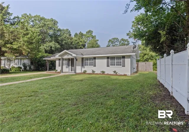 Photo 3 of Sale Pending at 1605 Woodley Rd, Mobile, AL 36618 | MLS# 407053 | Listing updated on 2026-09-16