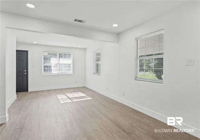 Photo 3 of Sale Pending at 1605 Woodley Rd, Mobile, AL 36618 | MLS# 407053 | Listing updated on 2026-09-16