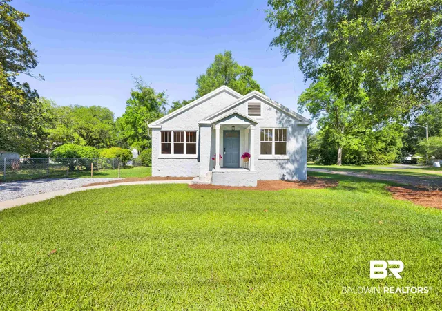 Photo 2 of Single family home for sale at 309 S Section St, Fairhope, AL 36532 | MLS# 395544 | Listing updated on 2026-08-17
