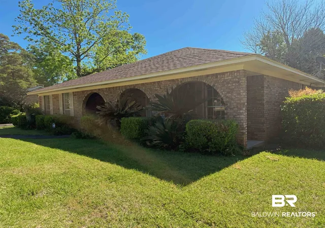 2nd image of 2102 Wildwood Dr, Brewton, AL 36426 | MLS# 395039