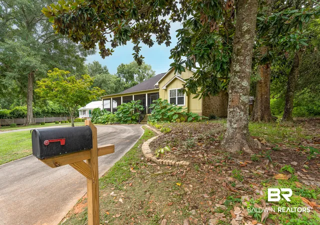 Photo 3 of Single family home for sale at 660 Bellangee Avenue, Fairhope, AL 36532 | MLS# 409827 | Listing updated on 2026-08-29