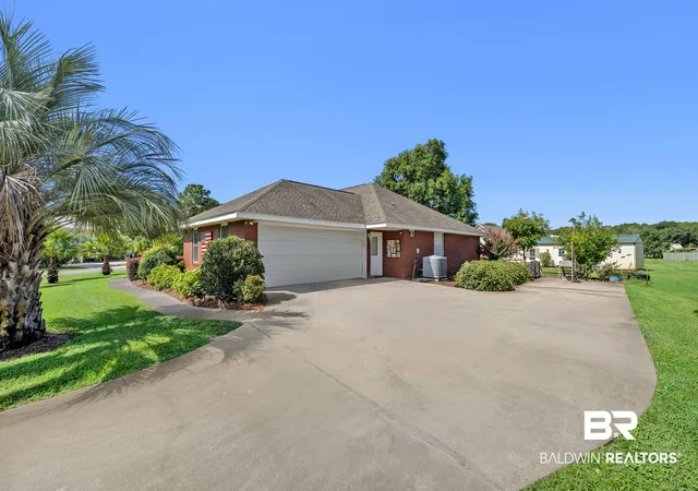 Photo 4 of Single family home for sale at 1945 Le Mar Dr, Gulf Shores, AL 36542 | MLS# 407673 | Listing updated on 2026-08-24